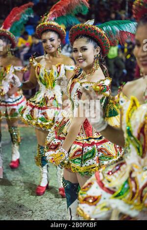 Junge Mädchen Tänzerinnen Oruro Carnival, Bolivien Stockfoto