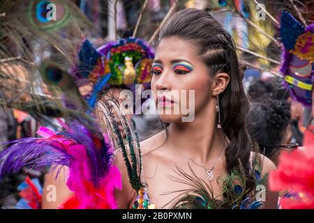 Junge Mädchen Tänzerinnen Oruro Carnival, Bolivien Stockfoto