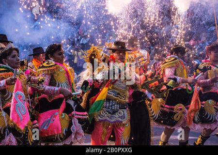 Figuren und Tänzerinnen des Karnevals von Oruro, Bolivien Stockfoto