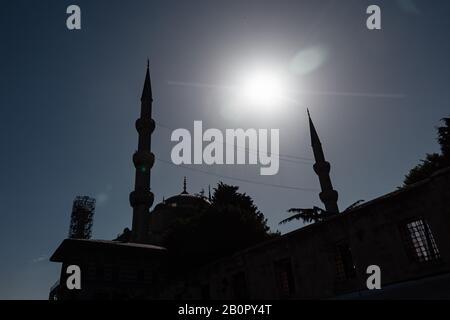 Silhouette der blauen Moschee bei den Wiederherstellungsarbeiten unter der Sonne tagsüber. Stockfoto