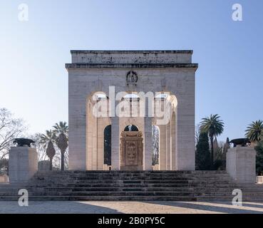 Das Denkmal der Futurismus-Ära für die gefallenen Soldaten und den Osuary von Garibaldi auf dem Janiculum-Hügel, Rom, Italien Stockfoto