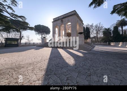 Das Denkmal der Futurismus-Ära für die gefallenen Soldaten und den Osuary von Garibaldi auf dem Janiculum-Hügel, Rom, Italien Stockfoto