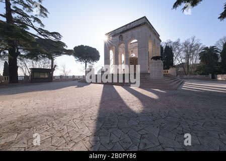 Das Denkmal der Futurismus-Ära für die gefallenen Soldaten und den Osuary von Garibaldi auf dem Janiculum-Hügel, Rom, Italien Stockfoto