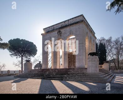 Das Denkmal der Futurismus-Ära für die gefallenen Soldaten und den Osuary von Garibaldi auf dem Janiculum-Hügel, Rom, Italien Stockfoto