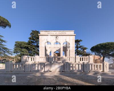 Das Denkmal der Futurismus-Ära für die gefallenen Soldaten und den Osuary von Garibaldi auf dem Janiculum-Hügel, Rom, Italien Stockfoto