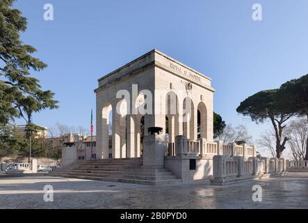 Das Denkmal der Futurismus-Ära für die gefallenen Soldaten und den Osuary von Garibaldi auf dem Janiculum-Hügel, Rom, Italien Stockfoto