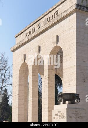 Das Denkmal der Futurismus-Ära für die gefallenen Soldaten und den Osuary von Garibaldi auf dem Janiculum-Hügel, Rom, Italien Stockfoto