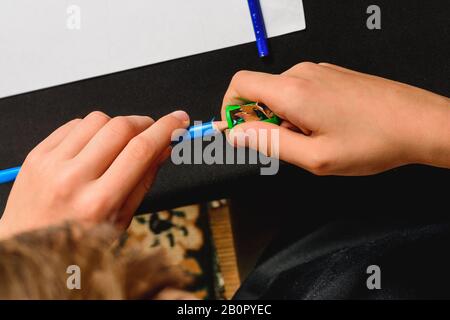Der Schärfer schärft seine Bleistifte zum Zeichnen. Stockfoto