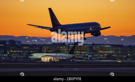 Richmond, British Columbia, Kanada. Februar 2020. Ein Großraumjet der Omni Air International Boeing 767-200er (N207AX), der als Air Canada Flug AC2415 von Phoenix aus eingesetzt wird, landet bei Sonnenuntergang, Vancouver International Airport, 20. Februar 2020. Kredit: Bayne Stanley/ZUMA Wire/Alamy Live News Stockfoto