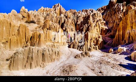 Frau in den dramatischen und einzigartigen Mustern von Slot Canyons und Hoodoos im Cathedral Gorge State Park in der Wüste von Nevada, Vereinigte Staaten Stockfoto