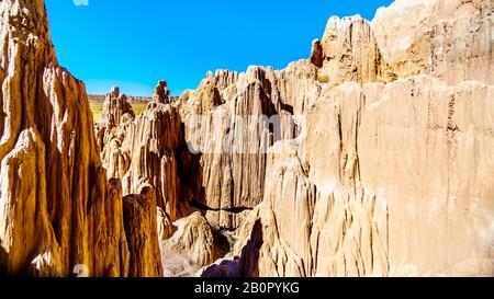 Die dramatischen und einzigartigen Muster von Slot Canyons und Hoodoos im Cathedral Gorge State Park in der Wüste von Nevada, United Sates Stockfoto