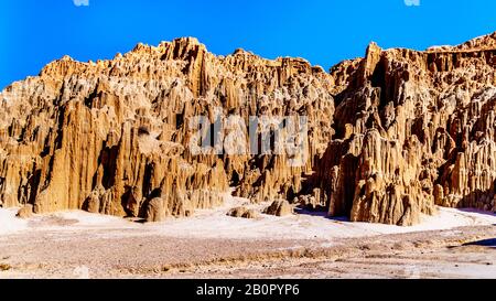 Die dramatischen und einzigartigen Muster von Slot Canyons und Hoodoos im Cathedral Gorge State Park in der Wüste von Nevada, United Sates Stockfoto