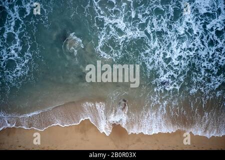 Luftansicht der Wellen und des Azure Beach mit Felsen. Kerala, Indien. Stockfoto