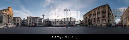 Catanias zentraler Platz bei Sonnenuntergang, mit der Kirche Sant'Agata, dem Rathaus und dem Elefantenbrunnen in einem Panoramabild, Catania, Sizilien, Italien Stockfoto