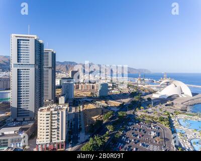 Blick auf die Skyline von Santa Cruz de Tenera entlang der Küste, Kanarische Inseln, Spanien. Stockfoto