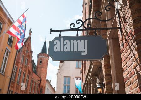 Schwarzes Schild am Hintergrund der Häuser im traditionellen holländischen Stil. Stockfoto