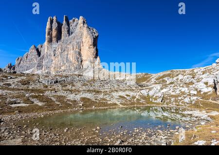 Drei Gipfel spiegelten sich in einem kleinen Teich, in den Doldern, in Südtirol, wider Stockfoto