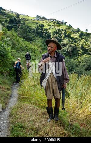 Nepali man in traditioneller Kleidung auf dem Himalaya-Bergpfad Stockfoto