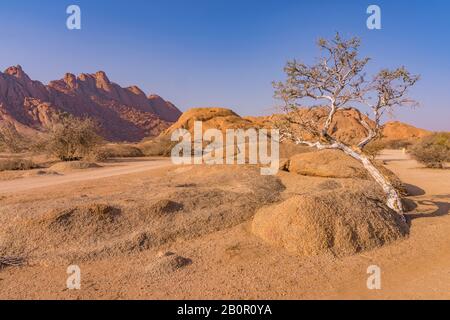 Die Pondoks in der Nähe des Spitzkope-Berges in Namibia. Stockfoto