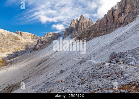 Wanderweg auf der Nordwand des Paternkofel-Gebirges, der in den Bergen der Alpen, der in Südtirol liegt Stockfoto