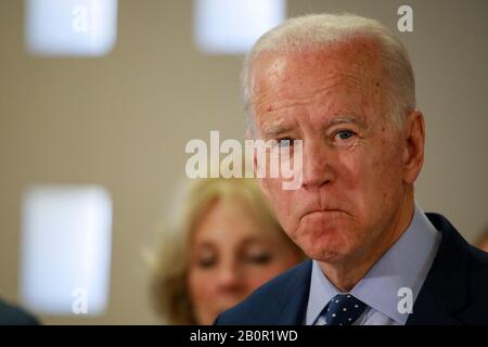 Der ehemalige Vizepräsident und demokratische Präsidentschaftskandidat hoffnungsvoll Joe Biden spricht über seine Pläne, Waffengewalt zu bekämpfen, und die National Rifle Association, während er in Las Vegas Wahlkampf macht.Überlebende von Waffengewalt und Mitglieder von Moms Demand Action, einer Anti-Waffengewalt-Interessenvertretung, schlossen sich Biden an. Stockfoto