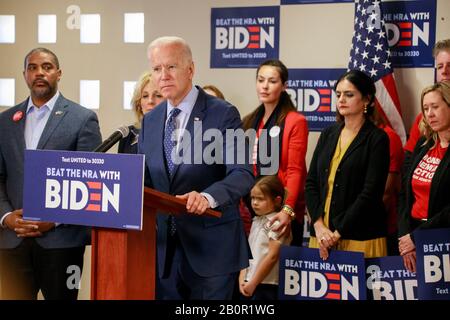 Der ehemalige Vizepräsident und demokratische Präsidentschaftskandidat hoffnungsvoll Joe Biden spricht über seine Pläne, Waffengewalt zu bekämpfen, und die National Rifle Association, während er in Las Vegas Wahlkampf macht.Überlebende von Waffengewalt und Mitglieder von Moms Demand Action, einer Anti-Waffengewalt-Interessenvertretung, schlossen sich Biden an. Stockfoto