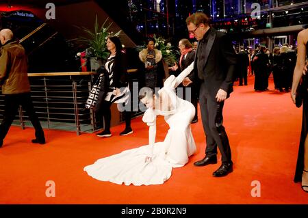 Berlin, Deutschland. Februar 2020. Meret Becker und Sebastian Koch besuchen die Eröffnungsnacht und "My Salinger Year'Premiere" beim 70. Internationalen Filmfestival Berlin/Berlinale 2020 im Berlinale Palast am 20. Februar 2020 in Berlin, Deutschland. Kredit: Geisler-Fotopress GmbH / Alamy Live News Stockfoto