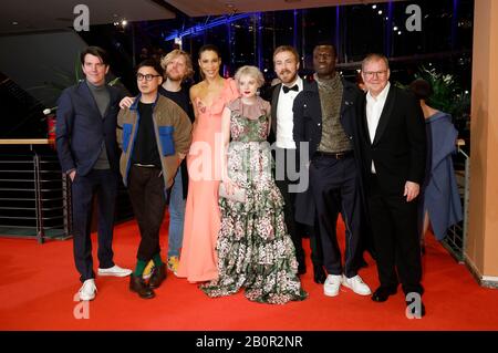 Berlin, Deutschland. Februar 2020. Jochen Laube, Burhan Qurbani, Leif Alexis, Annabelle Mandeng, Jella Haase, Albrecht Schuch, Welket Bungue und Joachim Krol besuchen die Eröffnungsnacht und "My Salinger Year'Premiere" beim 70. Internationalen Filmfestival Berlin/Berlinale 2020 im Berliner Palast am 20. Februar 2020 in Berlin, Deutschland. Kredit: Geisler-Fotopress GmbH / Alamy Live News Stockfoto