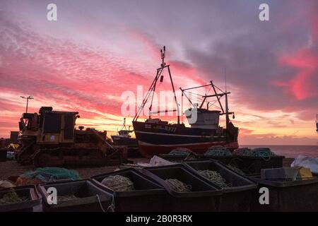 Hastings, East Sussex, Großbritannien. 21. Februar 2020: Farbenfroher Sonnenaufgang am Strand von Hastings Stade, an einem schönen, trockenen Morgen, der bewölkt und immer windiger wird. Carolyn Clarke/Alamy Live News Stockfoto