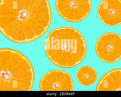 Orangefarbene Scheibe für den Hintergrund von Speisen und Getränken. Orangefarbene Scheiben strukturiertes Oberflächenmuster auf grünem Hintergrund, Pop-Art-Stil.