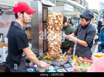 Samara, Russland - 5. Oktober 2019: Kochen von traditionellem Fast-Food-Dönerkebabfleisch auf einem rotierenden Grill. Shawarma ist eines der beliebtesten fast Food Stockfoto