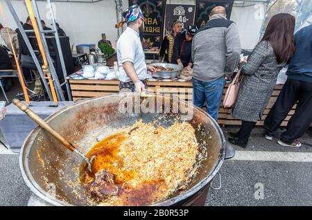 Samara, Russland - Oktober 5, 2019: Kochen appetitlich traditionelles orientalisches Pilaw in einem großen Kessel im Freien während des Urlaub Stockfoto