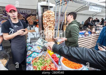 Samara, Russland - 5. Oktober 2019: Kochen von traditionellem Fast-Food-Dönerkebabfleisch auf einem rotierenden Grill. Shawarma ist eines der beliebtesten fast Food Stockfoto