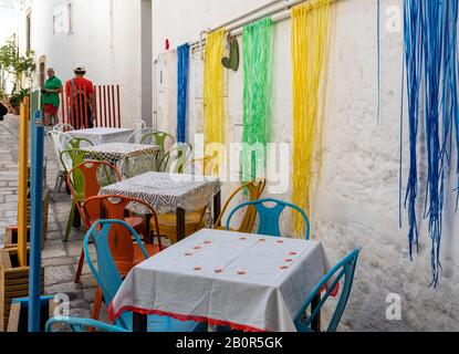 Polignano a Stute, Italien - 17. September 2019: Bunte Anordnung des Cafés in einer der Seitenstraßen von Polignano a Stute. Italien Stockfoto