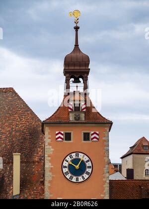 Regensburg - 11.07.2019: Regensburger Uhrturm an der Einfahrt zur Alten Steinbrücke über die Donau Stockfoto