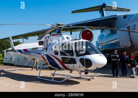 August 2019. Zhukovsky, Russland. Französischer Mehrrollenhubschrauber Eurocopter AS350 Ecureuil auf dem Internationalen Luftfahrt- und Raumsalon MAKS 2019. Stockfoto