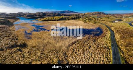 Luftaufnahme des Lough Nacreevah in der Nähe des Mount Errigal, dem höchsten Berg in Donegal - Irland. Stockfoto