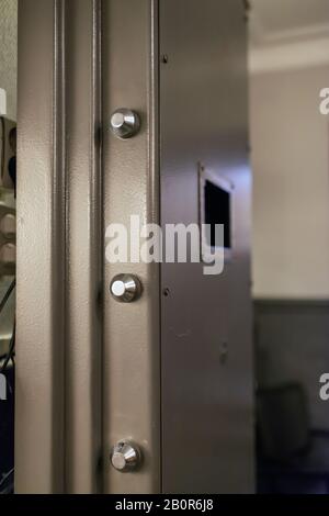 Öffnete die altmodische massive Tresortür einer Bank. Stockfoto