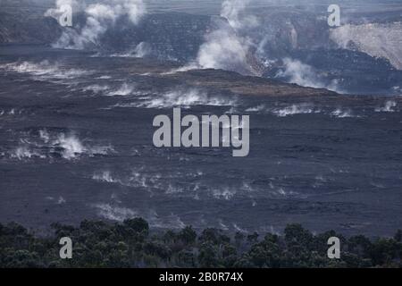 Vulkanische Dämpfe aus dem Kilauea Krater aus dem Volcano House (Hawaii Volcanoes National Park) Stockfoto