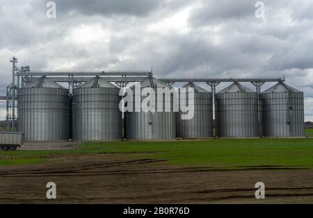 Ein moderner Getreidespeicher auf einem Feld in einem Vorort von Wilna im Frühjahr. Stockfoto