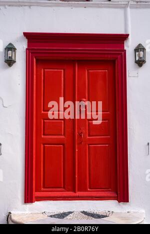 Außenschuss einer klassischen Holztür eines Mykonischen Hauses, Griechenland Stockfoto
