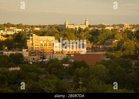 Draufsicht über die University of Arkansas bei Sonnenaufgang, Fayetteville, Arkansas, USA Stockfoto