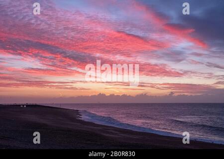 Hastings, East Sussex, Großbritannien: 21. Februar 2020. Farbenfroher Sonnenaufgang über dem Meer an einem feinen trockenen Morgen; wird übergossen und zunehmend windig. Carolyn Clarke/Alamy Live News Stockfoto