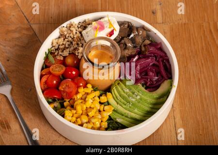 Salat mit Bioprodukten aus Kirschtomaten, Mais, Avocado, Rüben und Quinoa. Gesunde Ernährung. Stockfoto