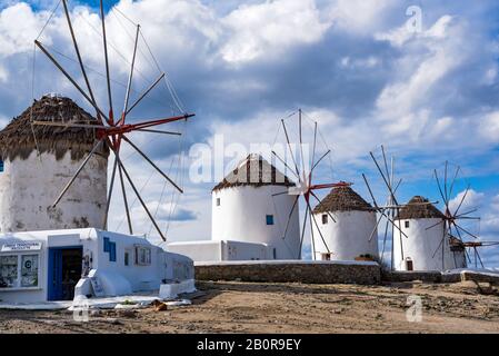Malerische Aussicht auf traditionellen griechischen Windmühlen auf der Insel Mykonos, Kykladen, Griechenland Stockfoto
