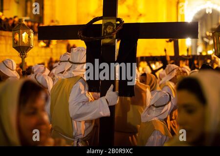 Leonforte, SIZILIEN - 19. APRIL: Christliche Brüder bei der traditionellen Karfreitagsprozession am 19. April 2019 Stockfoto