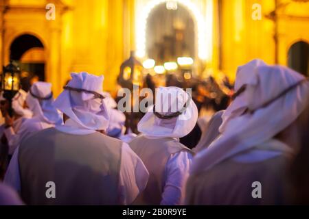 Leonforte, SIZILIEN - 19. APRIL: Christliche Brüder bei der traditionellen Karfreitagsprozession am 19. April 2019 Stockfoto