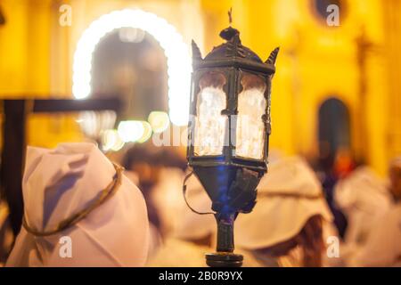 Leonforte, SIZILIEN - 19. APRIL: Christliche Brüder bei der traditionellen Karfreitagsprozession am 19. April 2019 Stockfoto