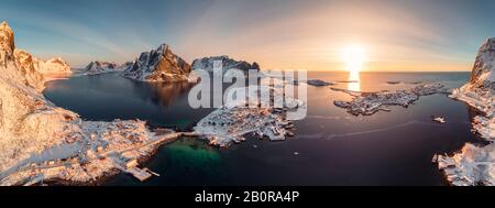 Luftbild, Panorama, Sonnenaufgang auf der Lofoten Insel ist ein Archipel mit Fischerdorf an der Küste im Winter in Norwegen Stockfoto