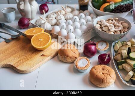 Lebensmittelzutaten mit Obst, Gemüse, Brot und geschirr auf dem Tisch Stockfoto
